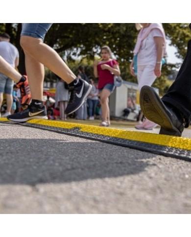 Protezione per cavi con Pedana attraversabile antiscivolo certificata Protezione per cavi con Pedana attraversabile antiscivolo certificata