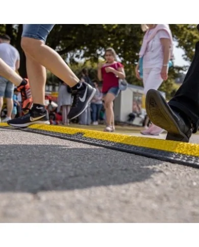 Protezione per cavi con Pedana attraversabile antiscivolo certificata