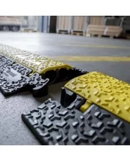 Protezione per cavi con Pedana attraversabile antiscivolo certificata