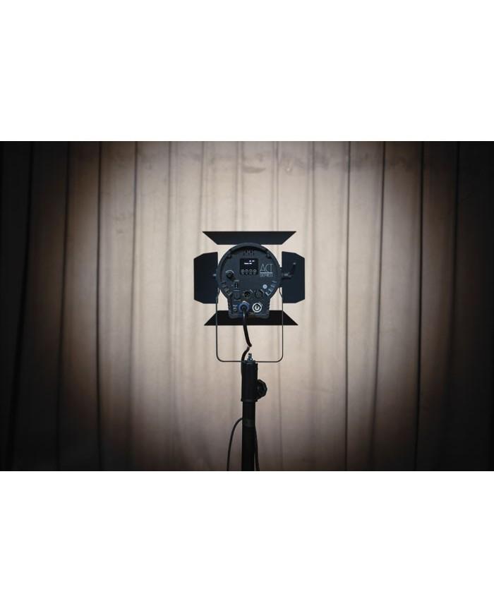 Spot per Teatro da 150 watt a led : molto luminoso: bianco caldo Spot per Teatro da 150 watt a led : molto luminoso: bianco caldo