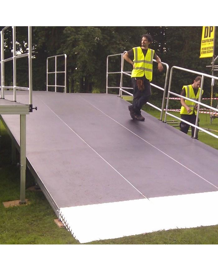 Rampa di accesso disabili in carrozzina su palco o impalcato