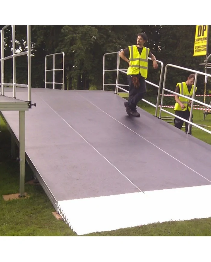 Rampa di accesso disabili in carrozzina su palco o impalcato