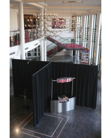 Tenda oscurante drappeggiata Nera 330(w) x 500(h)cm, Pipe and Drape MCS 300 g/m² Tenda oscurante drappeggiata Nera 330(w) x 500(h)cm, Pipe and Drape MCS 300 g/m²