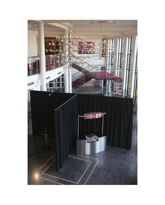 Tenda oscurante drappeggiata Nera 330(w) x 500(h)cm, Pipe and Drape MCS 300 g/m² Tenda oscurante drappeggiata Nera 330(w) x 500(h)cm, Pipe and Drape MCS 300 g/m²