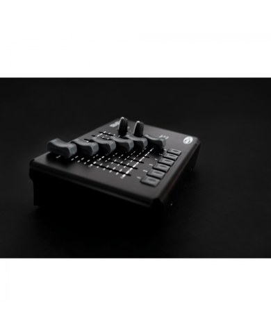 Il più semplice controller per luci DMX programmabile anche a batterie Il più semplice controller per luci DMX programmabile anche a batterie