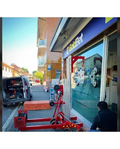 Questo gancio di carico trasforma i sollevatori in una gru mobile,